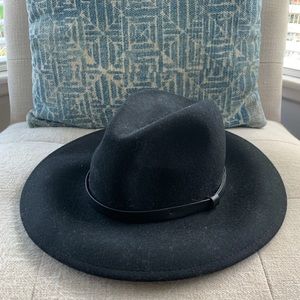 Urban Outfitters Black Rimmed Hat ✨